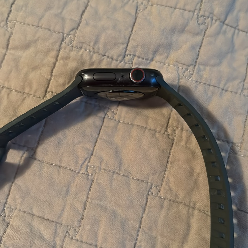 Apple Watch Series 6 with green sport band - Picture 3 of 4